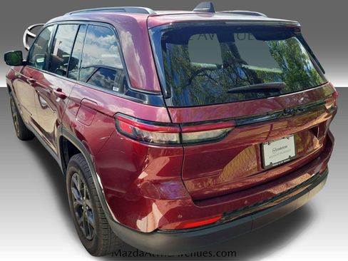 Used 2024 Jeep Grand Cherokee Altitude image 22