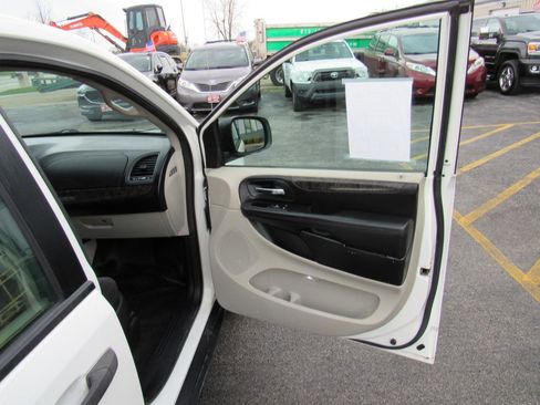 Used 2011 Dodge Grand Caravan image 24