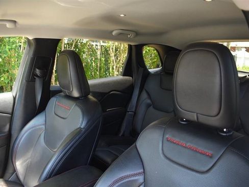 Used 2022 Jeep Cherokee Trailhawk image 8