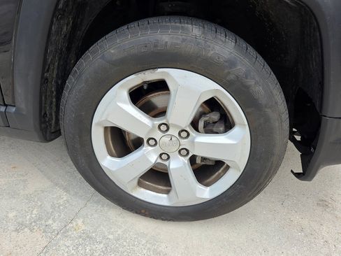 Used 2018 Jeep Compass Latitude FWD image 14