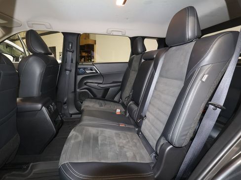 Used 2024 Mitsubishi Outlander SE image 24