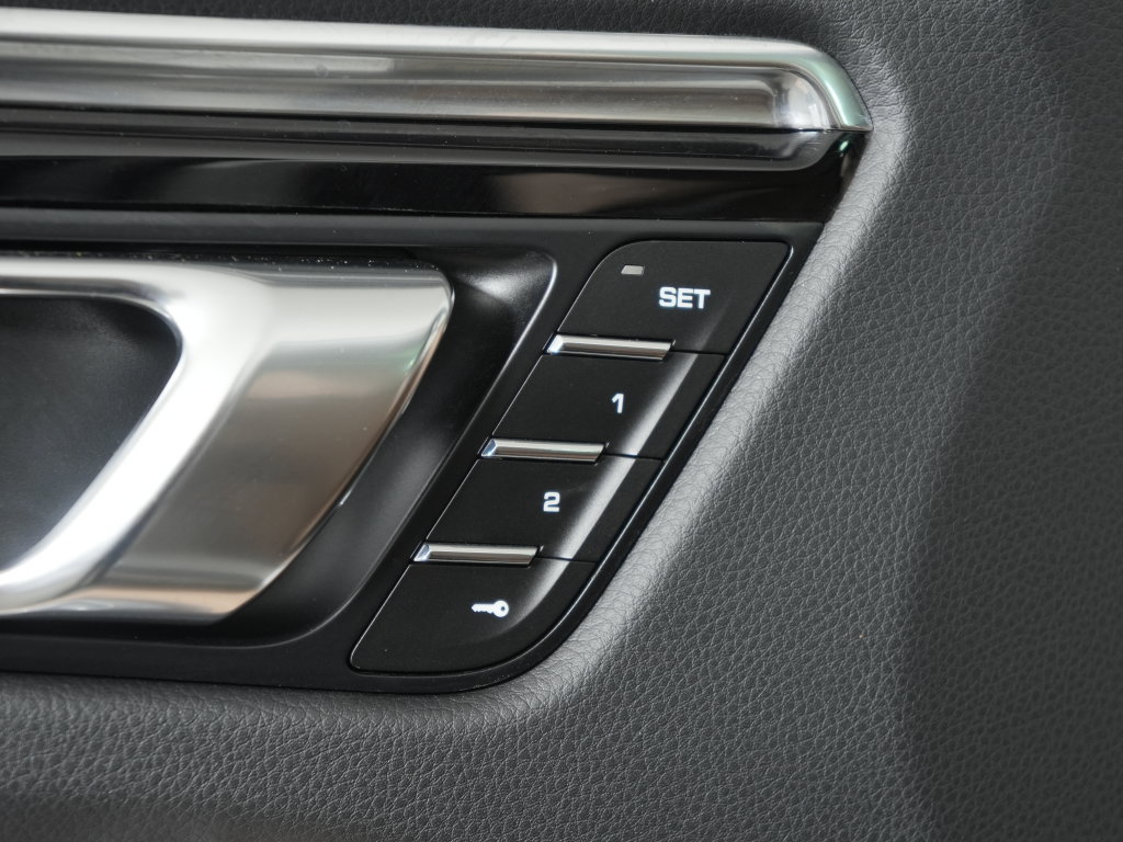 Certified 2025 Porsche Macan AWD/4WD image 19