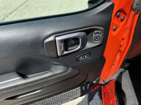 Used 2019 Jeep Wrangler Unlimited Sahara w/ Cold Weather Group AWD/4WD image 21