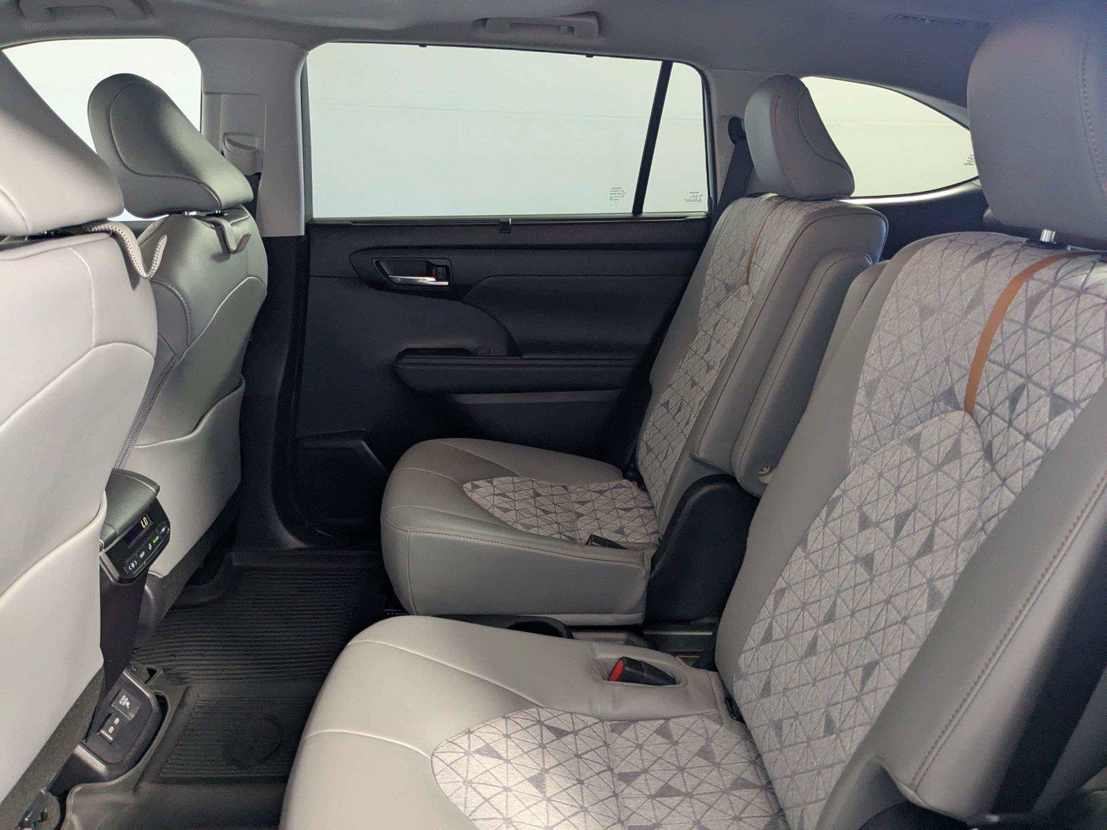 Used 2023 Toyota Highlander Bronze Edition FWD image 35
