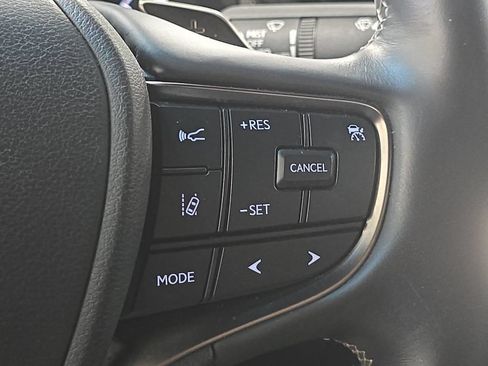 Used 2023 Lexus LS 500 w/ Accessory Package (Z2) RWD image 19