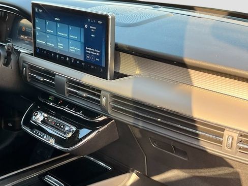 Used 2025 Lincoln Corsair AWD w/ Equipment Group 101A image 28