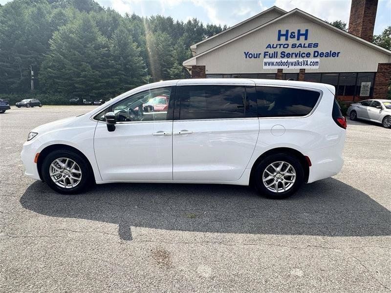 Used 2024 Chrysler Pacifica Touring-L FWD image 5