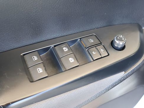Used 2018 Toyota Highlander LE FWD image 10