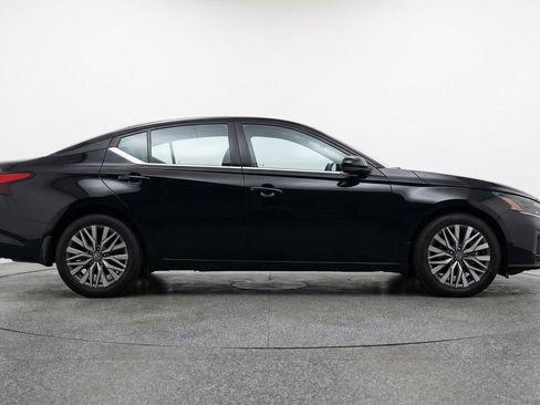 Used 2025 Nissan Altima 2.5 SV image 11