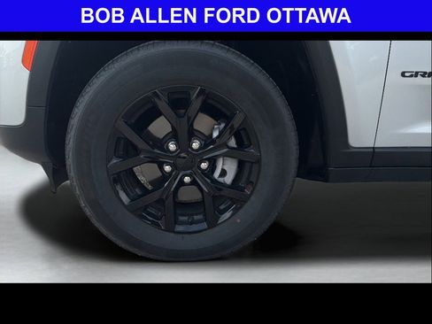 Used 2025 Jeep Grand Cherokee Altitude AWD/4WD image 28