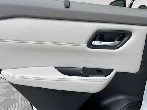 Certified 2024 Nissan Rogue SV AWD/4WD image 12