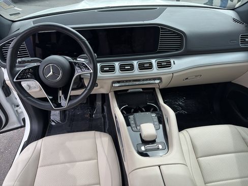 Used 2025 Mercedes-Benz GLS 450 4MATIC image 9