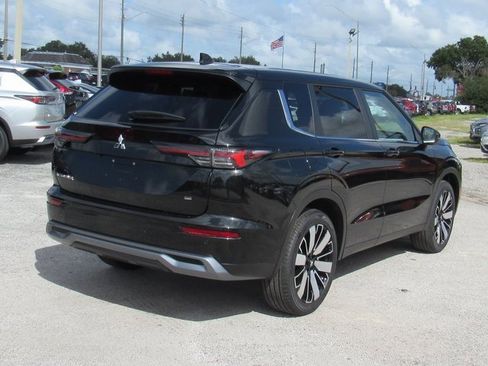 New 2025 Mitsubishi Outlander SE image 3