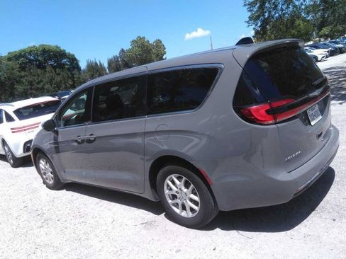 Used 2023 Chrysler Pacifica Touring-L FWD image 7