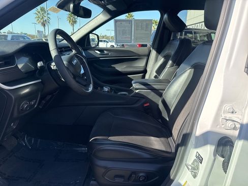 Certified 2024 Jeep Grand Cherokee Altitude image 13