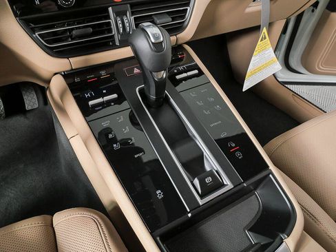 Certified 2026 Porsche Macan Turbo AWD/4WD image 17