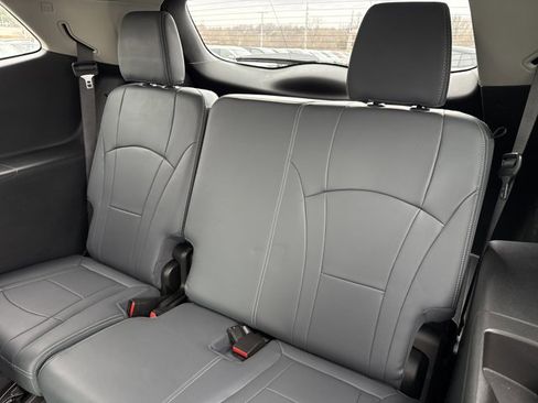 Used 2020 Buick Enclave Essence w/ LPO, Luxury Package image 7