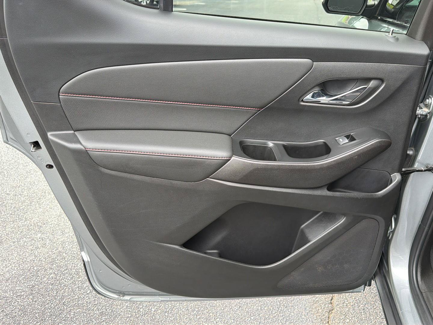 Used 2023 Chevrolet Traverse RS w/ LPO, Floor Liner Package FWD image 17