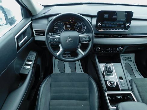 Used 2024 Mitsubishi Outlander SE image 17