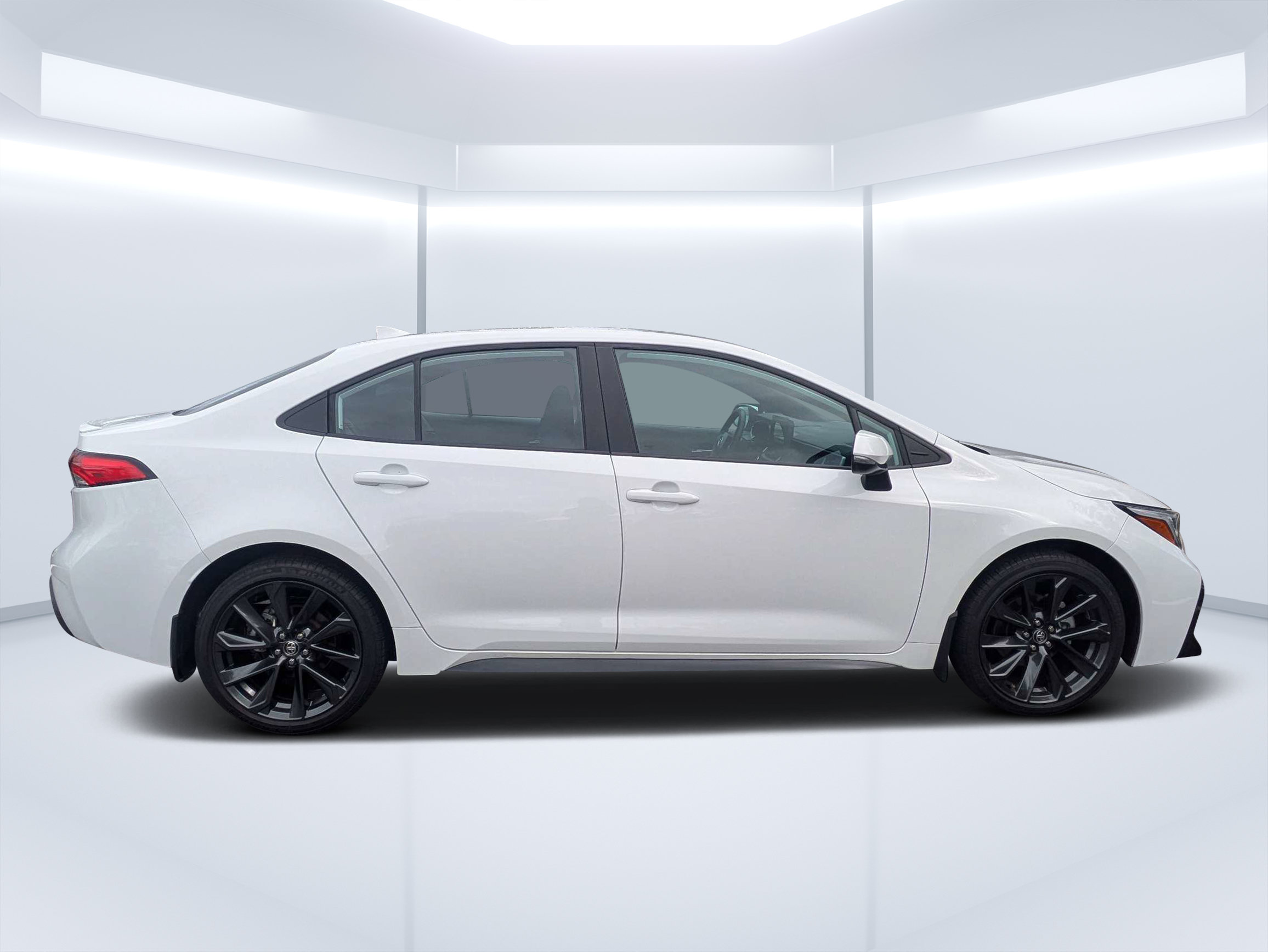Used 2026 Toyota Corolla SE FWD image 2