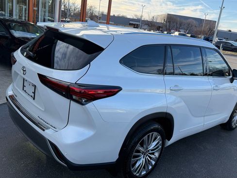 Used 2022 Toyota Highlander Platinum image 4