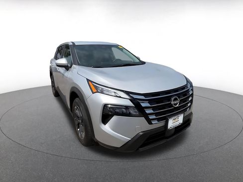 Used 2025 Nissan Rogue SV FWD image 2