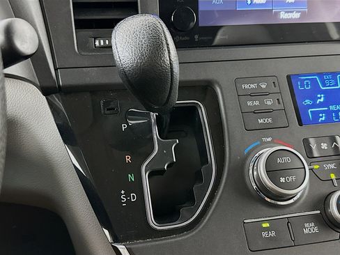 Used 2017 Toyota Sienna LE FWD image 23