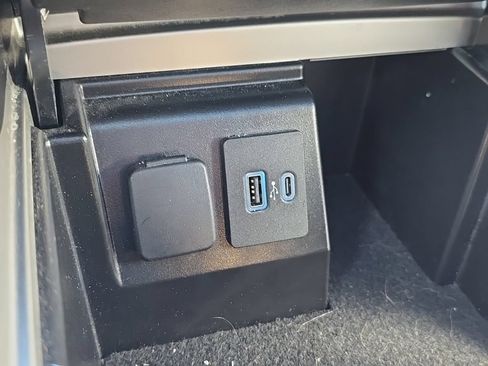 Used 2021 Ford Explorer Limited w/ Equipment Group 301A AWD/4WD image 35