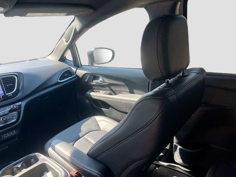 Used 2025 Chrysler Voyager LX FWD image 21