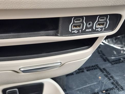 Used 2024 Chrysler Pacifica Touring-L FWD image 22