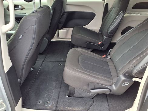 Used 2024 Chrysler Voyager LX image 7