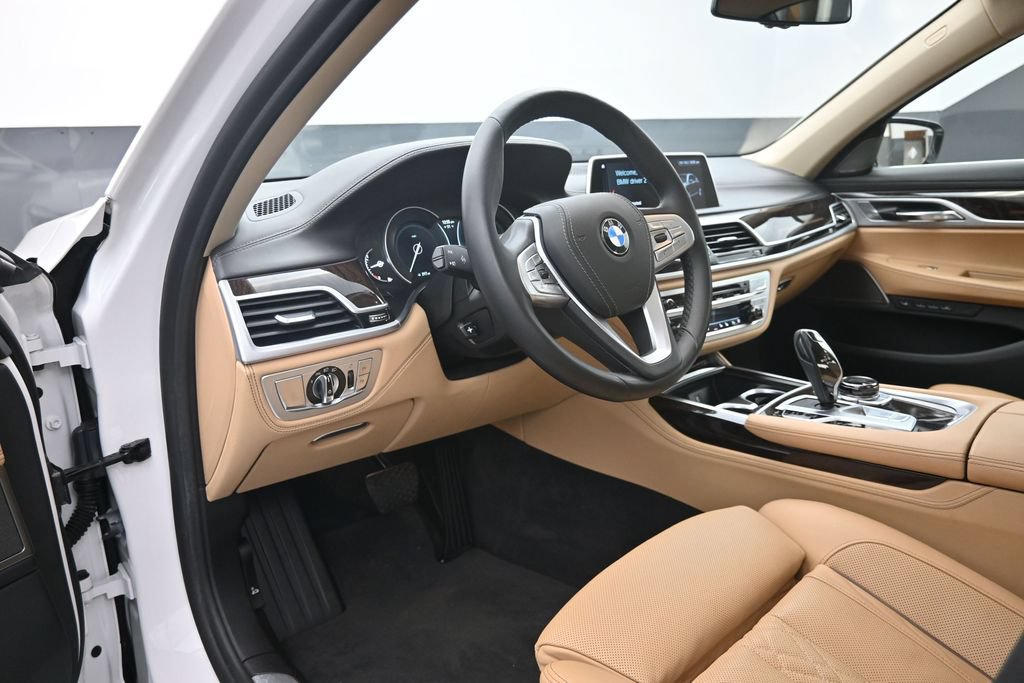Used 2019 BMW 750i w/ Executive Package RWD image 11