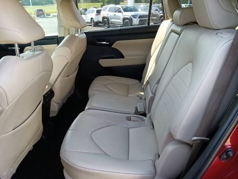 Used 2023 Toyota Highlander XLE FWD image 27