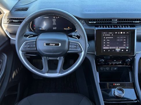 Used 2023 Jeep Grand Cherokee L Laredo image 12