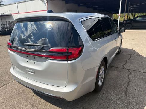 Used 2024 Chrysler Pacifica Touring-L FWD image 4