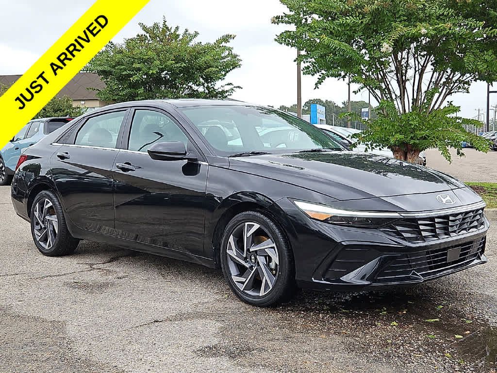 Used 2025 Hyundai Elantra SEL FWD image 3