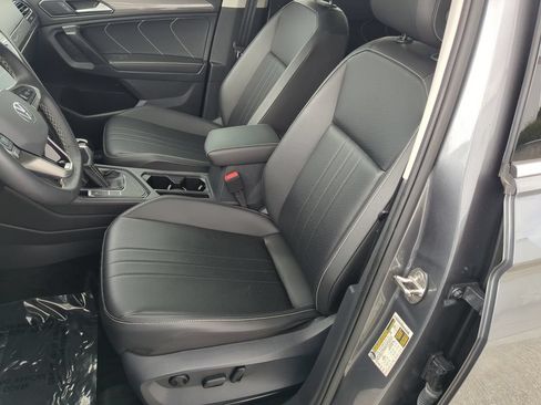 Certified 2024 Volkswagen Tiguan SE w/ Panoramic Sunroof Package FWD image 21