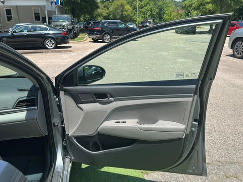 Used 2019 Hyundai Elantra SE FWD image 23