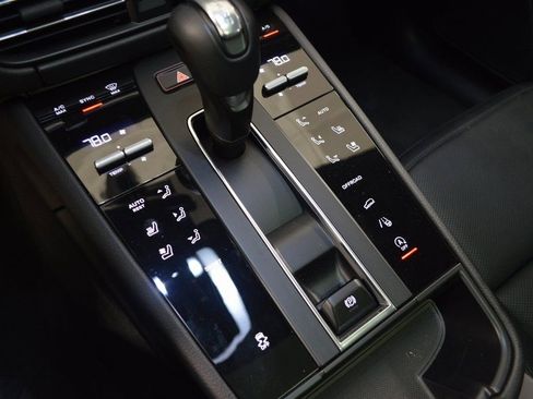 Certified 2025 Porsche Macan image 30