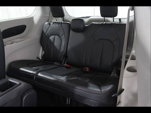 Used 2017 Chrysler Pacifica Touring-L FWD image 22