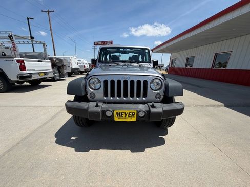 Used 2018 Jeep Wrangler Sport AWD/4WD image 3