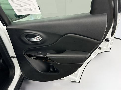 Used 2023 Jeep Cherokee Altitude Lux image 32