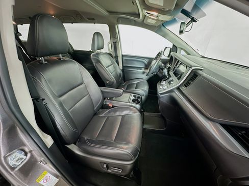 Used 2017 Toyota Sienna SE w/ SE Preferred Package FWD image 33