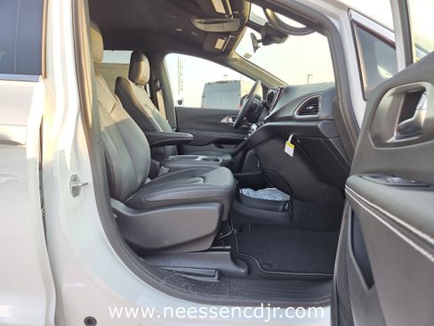 New 2026 Chrysler Voyager LX image 18