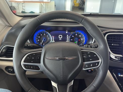 Used 2023 Chrysler Pacifica Touring-L FWD image 14