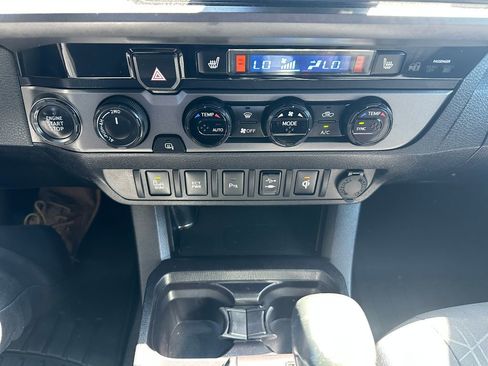 Used 2016 Toyota Tacoma TRD Off-Road w/ Premium & Technology Package AWD/4WD image 17