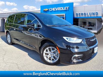 Used 2025 Chrysler Pacifica Select