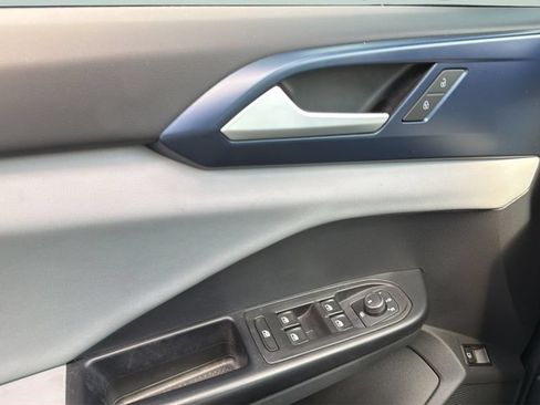 Certified 2022 Volkswagen Taos SE FWD image 19