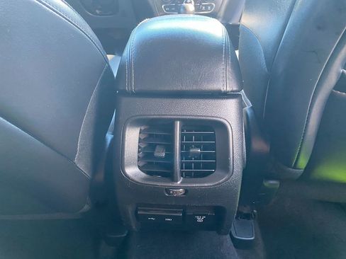 Used 2019 Jeep Cherokee Limited image 28