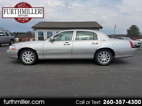 Used 2010 Lincoln Town Car Signature Limited image 1